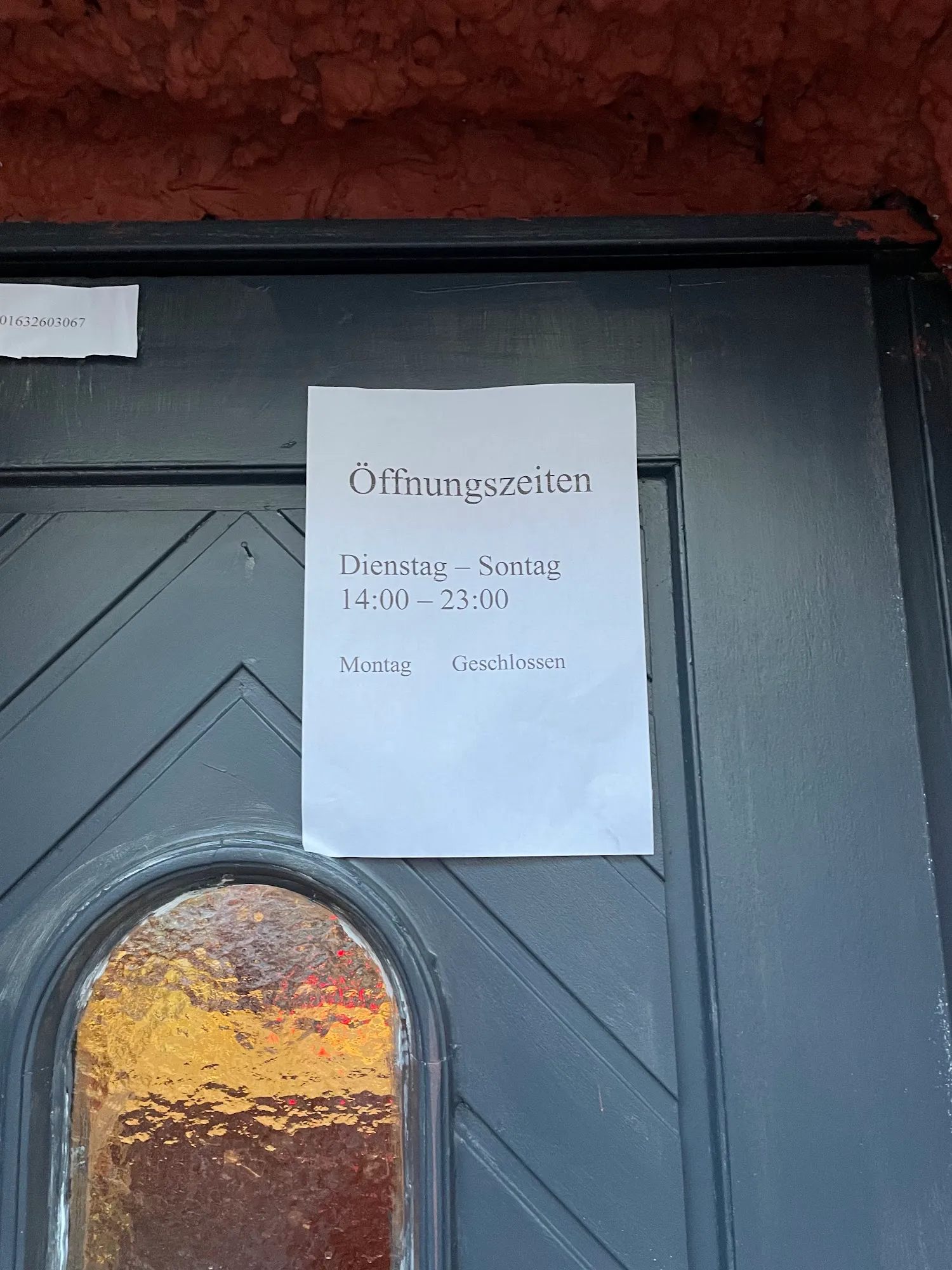 Aushang an der Tür von Bahgna mit den Öffnungszeiten: Dienstag bis Sonntag 14 bis 23 Uhr, Montag geschlossen