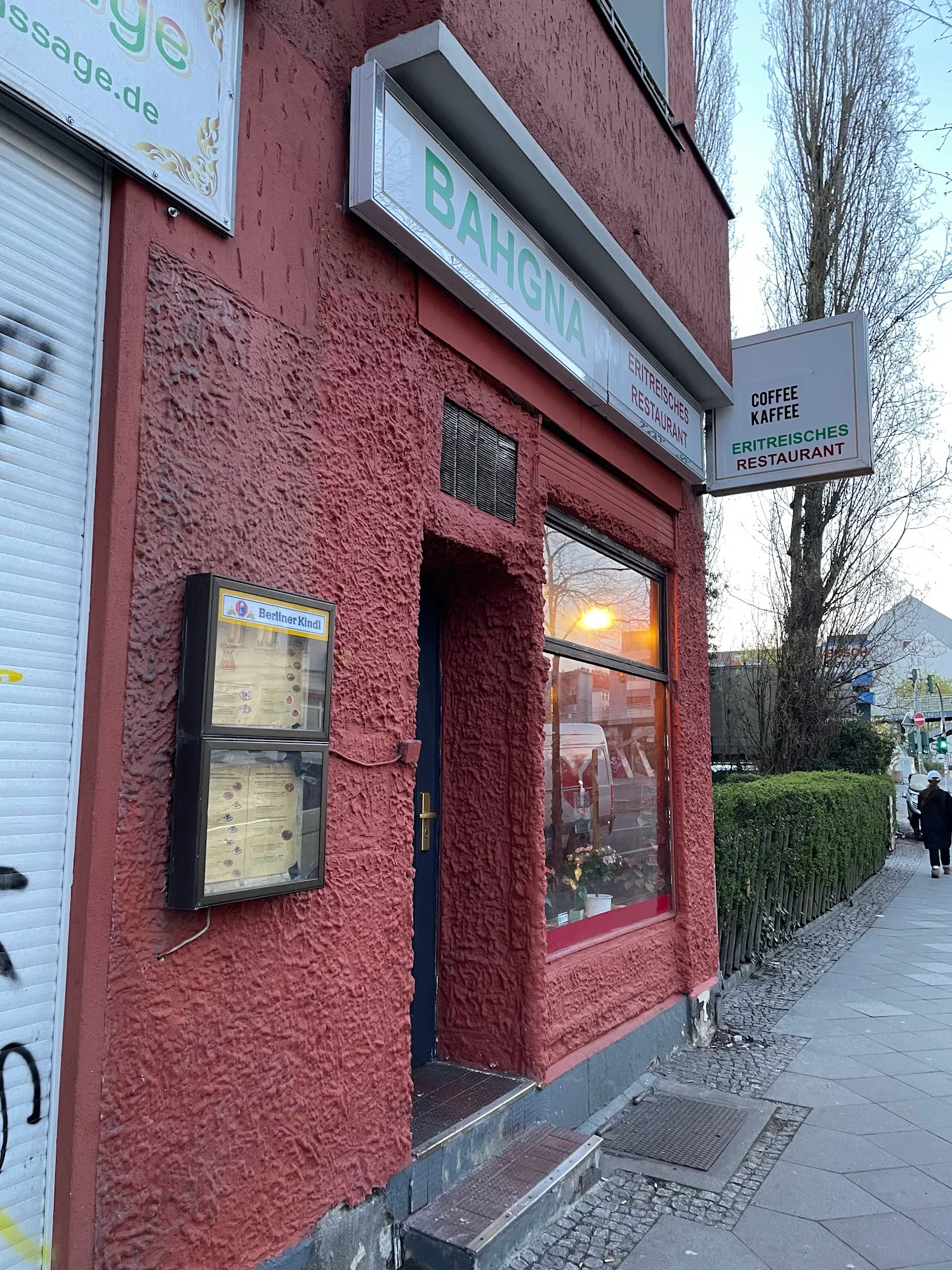 Eingang von Bahgna am Britzer Damm 18: rote Fassade, darüber das Schild „BAHGNA – Eritreisches Restaurant“