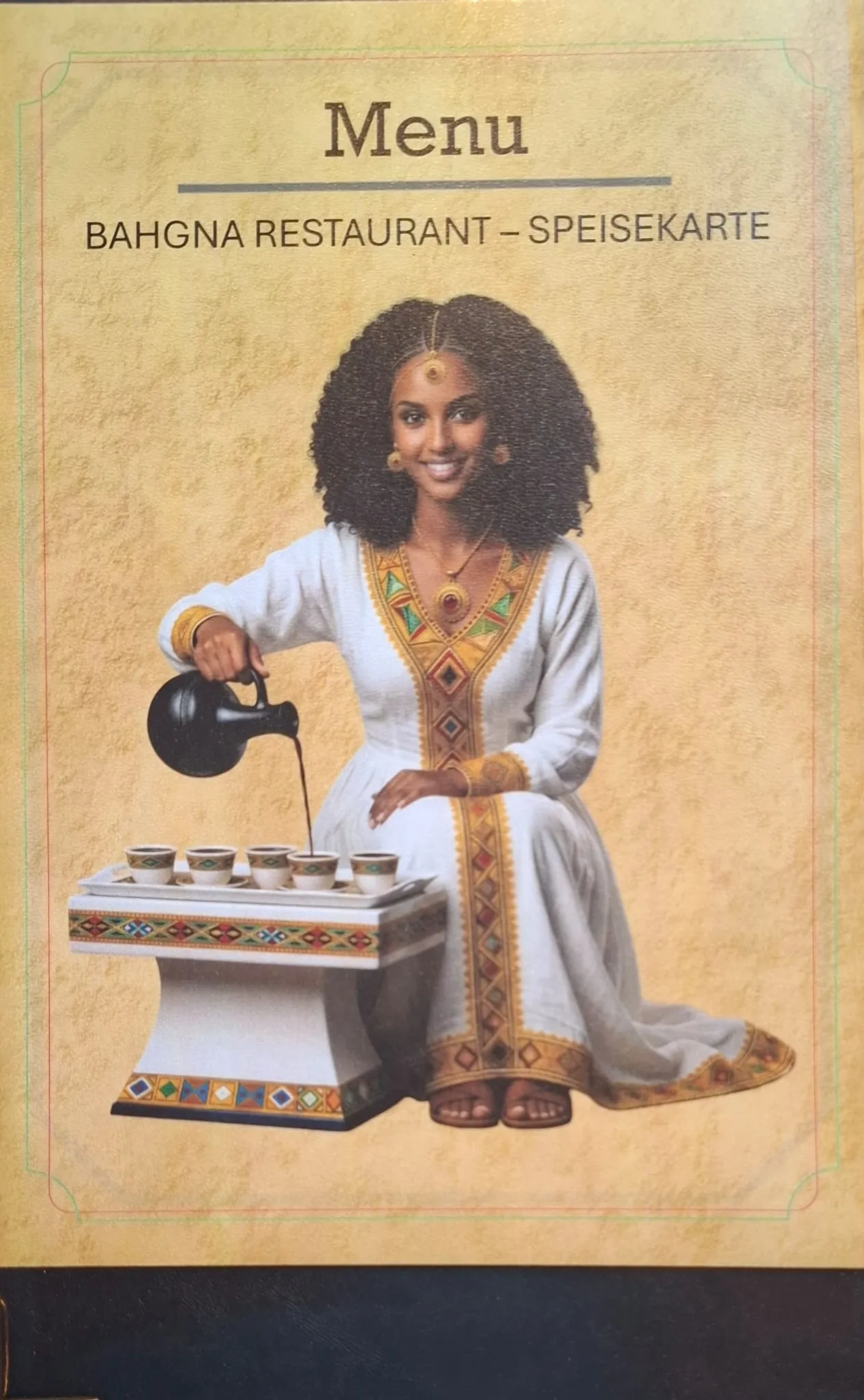 Illustration der Kaffeezeremonie: eine Frau im weißen Habesha-Kleid gießt aus der schwarzen Jebena-Kanne Kaffee in eine Reihe kleiner Tassen